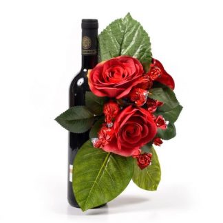 יין שוקולד ופרחים אדום אדום שילוב מנצח יין אדום איכותי לצד פרחי שוקולד להמתקת הטעם שזורים בעיצוב מושלם בתוך פרחי משי על בקבוק יין מרגש ומפתיע