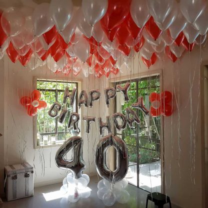 בלוני הליום עם עיצוב ליום הולדת 200 בלוני הליום מפוזרים בתקרת החדר