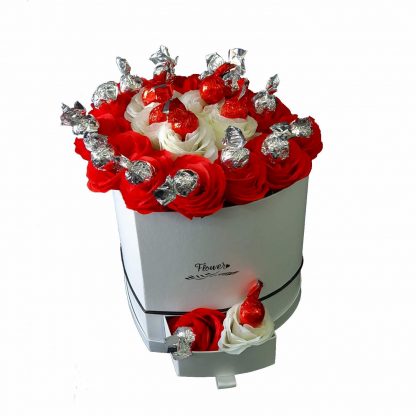 פרחים מתוקים בקופסת לב הלהיט החדש שלנו עיצוב ייחודי המשלב בין פרחים בקופסא לזר מתוק מתנה מתוקה ורומנטית