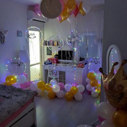 עיצוב חדר בבלונים שקופים עם כיתוב ואורות