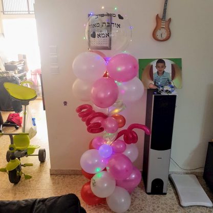 בלון שקוף עם הקדשה לאמא מעל סטנד נקניקים