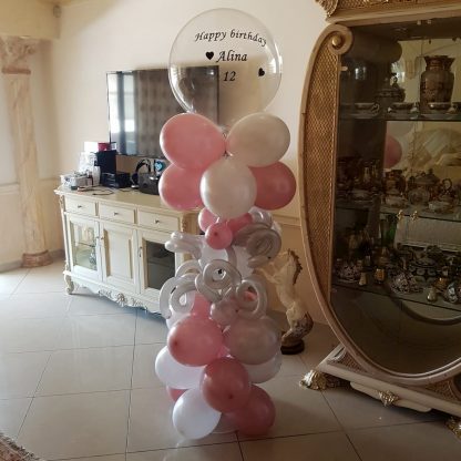 בלון שקוף עם הקדשה ליום הולדת שמח מעל סטנד נקניקים