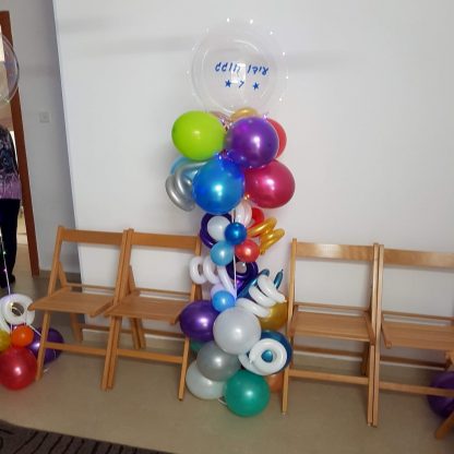 בלון שקוף עם כיתוב מעל סטנד נקניקים מעוצב ומרשים במיוחד