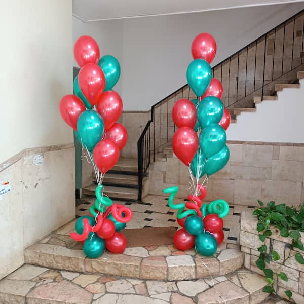 זרי בלונים מעוצבים לכניסת חנות בפתיחה הראשונה שלה.