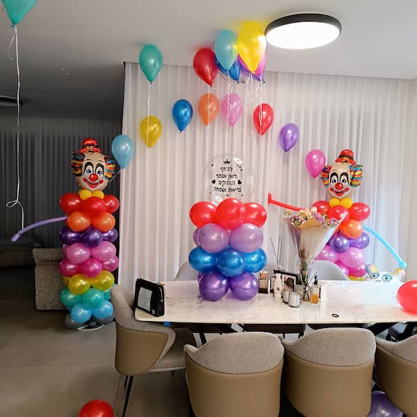 קשת ליצנים מבלונים צבעוניים בעלת נוכחות מרשימה ומהממת ביופייה