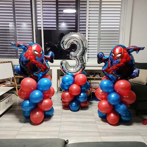 במיוחד עבור המתוקים שלכם הכנו קישוט בלונים ליום הולדת ספיידרמן מפתיע ומרגש, 3 מעמדי בלונים מרשימים אשר יקשטו כל חלל ויהפכו כל תמונה למזכרת מהממת מיום מיוחד.