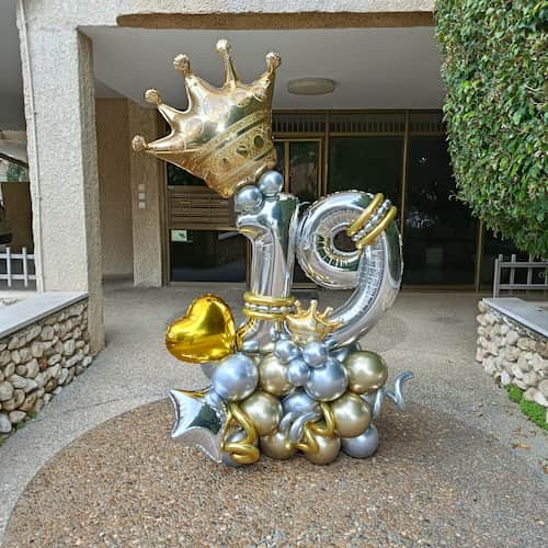 במיוחד עבור האוהבים שלכם הכנו קישוט בלונים לגיל 19 בעיצוב יוקרתי, הפתעה מרגשת במיוחד אשר תפתיע כל חוגג/ת ביומם המיוחד ותשאיר להם תמונות מהממות למזכרת.